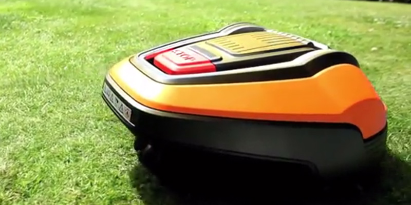 Flymo 9676450-03 Robotic Lawnmower in the use