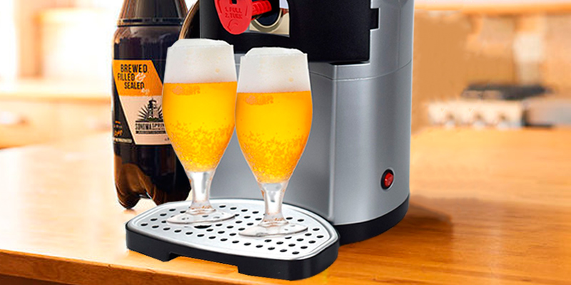 Syntrox Germany BC-01 Bier Chef Beer cooler with thermoelectric cooling for 5 litre kegs in the use - Bestadvisor