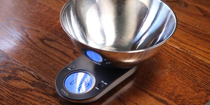 Duronic KS5000 Digital Display 5KG Kitchen Scales with Bowl in the use - Bestadvisor