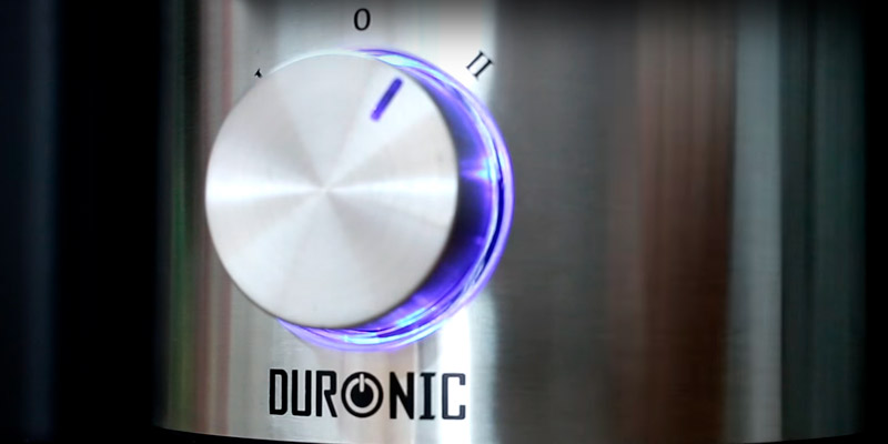 Duronic JE10 Centrifugal Juicer Machine in the use - Bestadvisor
