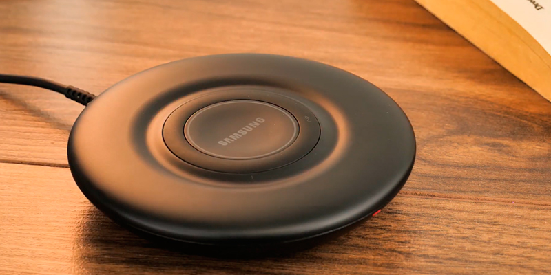 Samsung (EP-P3105TBEGGB) 7.5W Wireless Charger Pad in the use - Bestadvisor