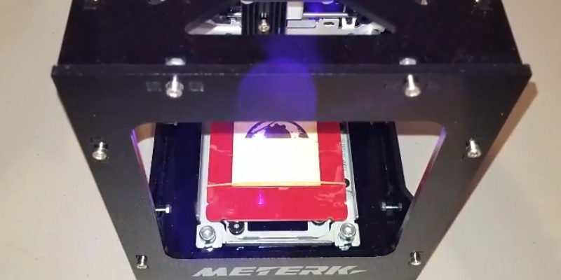 Meterk DK-BL Mini DIY Laser Engraving Machine in the use - Bestadvisor