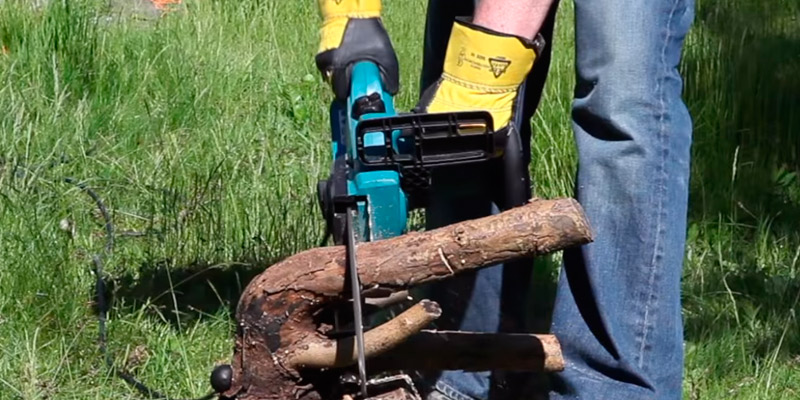 Makita UC3541A Electric Chainsaw in the use - Bestadvisor