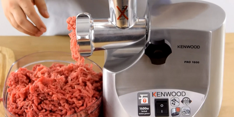 Kenwood MG 510 Meat Mincer in the use