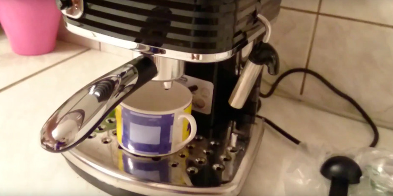 De'Longhi Scultura ECZ351BK Traditional Pump Espresso Machine in the use - Bestadvisor