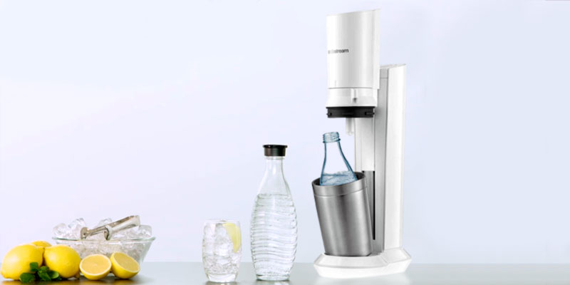 SodaStream Crystal 2.0 Glass decanter drinking water carbonator in the use