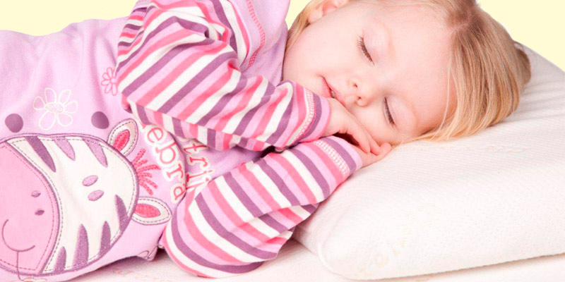 Clevamama ClevaFoam Toddler Pillow with Replacement Pillow Case (Pink) in the use - Bestadvisor