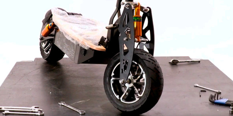 Chaos 48 Volt 1000W Electric Scooter Big Wheel Powerboard in the use