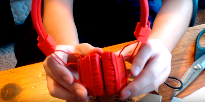 Termichy HEADSET-X2 Wireless Bluetooth Kids Headphones in the use - Bestadvisor