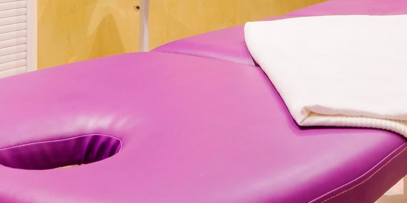 HOMCOM Purple Massage Table in the use