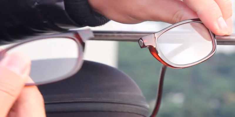 Loopies LTORL1 Magnetic Reading Glasses in the use - Bestadvisor