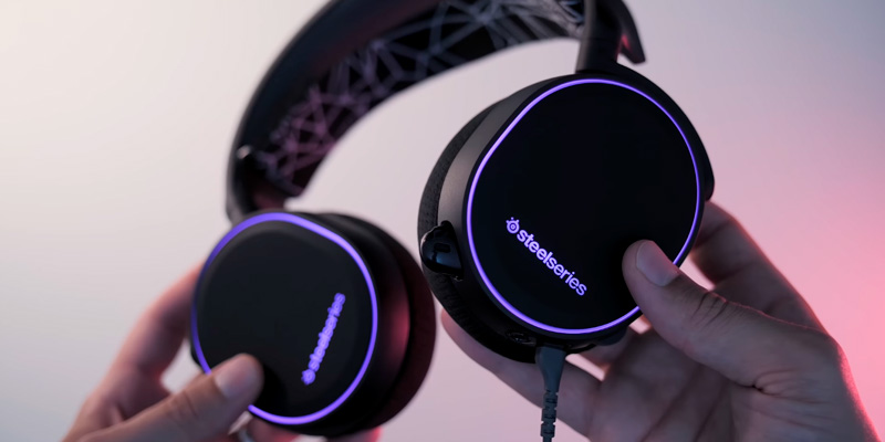 SteelSeries Arctis 5 Gaming Headset for PC and PS4/PS5 in the use - Bestadvisor