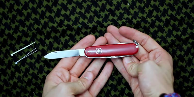 Victorinox 1461300 Army Knife Hiker in the use