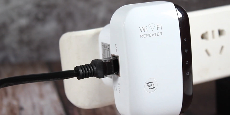 Ubcwin 300Mbps WiFi Range Extender in the use