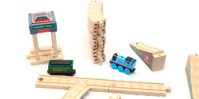 Review of Thomas & Friends BBD10 Wooden Railway Coal Hopper Figure