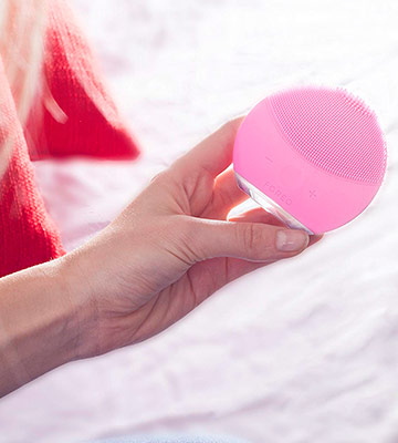 Review of FOREO F5487 The LUNA mini 2 uses the power of T-Sonic pulsations to effectively cleanse deep below the skin's surface