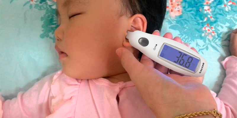 Salter Digital Medical Ear Thermometer with Jumbo Display in the use - Bestadvisor