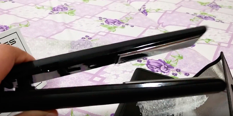 Corioliss C1 Silver Paisley Hair Straightener in the use